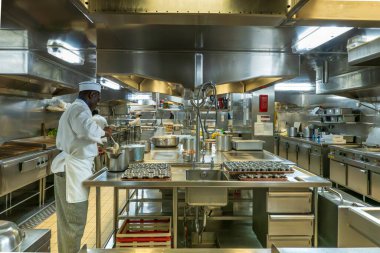 Atlantik Okyanusu - 1 Ekim 2025 Paslanmaz çelik tezgahları ve endüstriyel ekipmanları olan profesyonel bir mutfak..