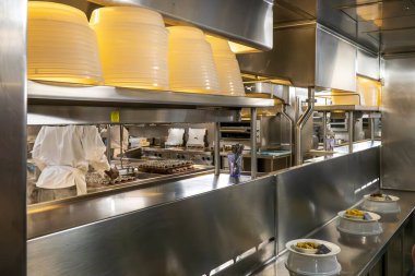 Atlantik Okyanusu - 1 Ekim 2025 Paslanmaz çelik tezgahları ve endüstriyel ekipmanları olan profesyonel bir mutfak..