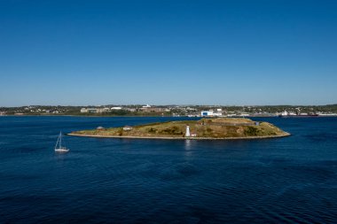 Halifax, NS - CA - Sep 29, 2025 Bir yelkenli Georges Adası 'ndan geçiyor, Halifax Limanı' ndaki bir Ulusal Tarih Sitesi,.