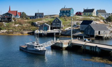 Peggy 'nin Koyu, NS - Sep 29, 2025 Havası çekilmiş kırmızı bir kayıkhane ve kayalık kıyı şeridine bakan beyaz bir tepe evi ve Peggys Koyu, Nova Scotia' nın sakin mavi suları
