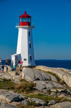 Peggy 'nin Koyu, NS - CA - Bölüm 29, 2025 Sembolik Peggy' nin Deniz Feneri geniş, derin, mavi Atlantik Okyanusu 'na bakan granit bir kayanın üzerinde duruyor..