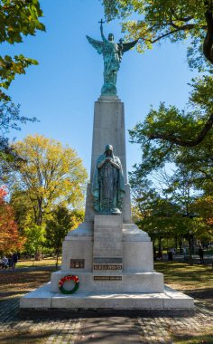 Saint John, NB - Sep 30, 2025 Büyük kırmızı bir Hamburg Sd konteynır gemisi açık mavi gökyüzü altında vinç ve nakliye konteynırları ile Saint John New Brunswick Kanada limanına yanaştı