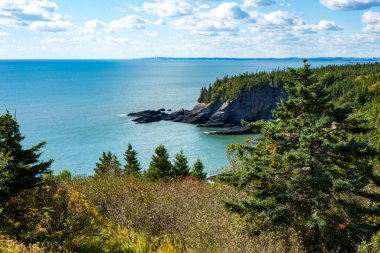 Mispec, Saint John County, NB-CA - 30 Sep 2025 Cape Spencer, Fundy Körfezi kıyı şeridinin engebeli kıyı şeridi ve manzaralı manzaralarıyla tanınan, suyun 200 feet üzerinde tünemişti..