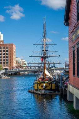Boston, MA - ABD - 2 Ekim 2025 Sahte bir yelkenli gemisi, Brig Beaver, Boston Çay Partisi Gemileri ve Massachusetts Müzesi 'ne yanaştı..