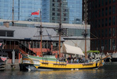 Boston, MA - ABD - 2 Ekim 2025 Tarihi bir geminin kopyası olan Eleanor, arka planda modern bir bina bulunan Boston Çay Partisi Gemi ve Müzesi 'ne kenetlendi..