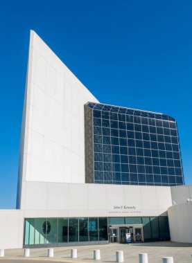 Boston, MA - ABD - 2 Ekim 2025 John F. Kennedy Başkanlık Kütüphanesi ve Müzesi, çarpıcı beyaz cepheli ve cam avlusu olan modernist bir bina..