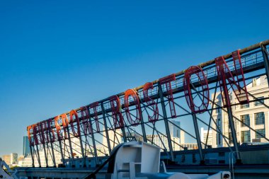 Boston, MA - ABD - 2 Ekim 2025 Büyük, kırmızı, endüstriyel bir CRUISE PORT BOSTON 