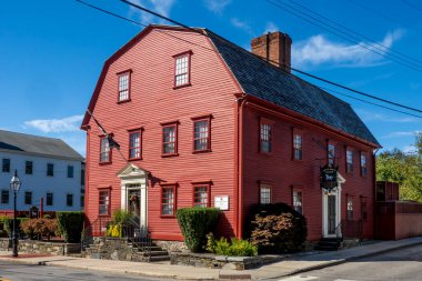 Newport, RI-ABD - 3 Ekim 2025 Bu kırmızı, tarihi, gambrel çatılı bina Newport, Rhode Island 'daki en eski işletme restoranıdır..