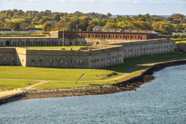 Newport, RI - ABD - 3 Ekim 2025 Fort Adams, Narragansett Körfezi 'ndeki tarihi bir 19. yüzyıl kıyı kalesi..