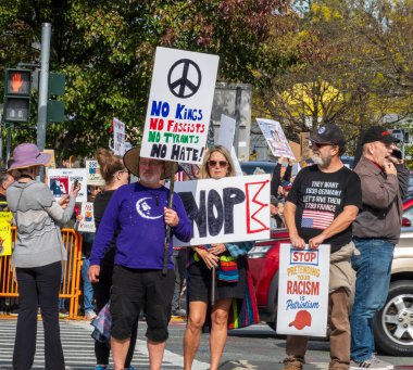 Nanuet, NY - ABD - 18 Ekim 2025 Protestocular, Başkan Trump 'ı protesto etmek için Nanuet, Rockland County' de 59 Rupi 'de toplandı.