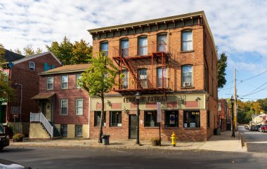 Newburgh, New York - 25 Ekim 2025 Kırmızı yangın çıkışlı iki katlı tuğla bina ve 