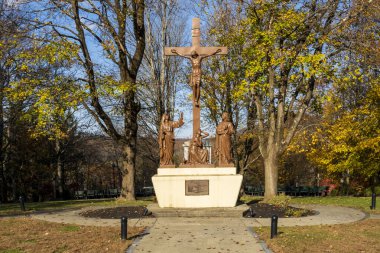 Garrison, New York - ABD - 8 Kasım 2025 Graymoor 'daki Maronite Haçı Kefaret Sunağı temelinde üç figürlü bronz bir çarmıha germe heykeli..