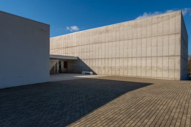 Cold Spring, NY - ABD 8 Kasım 2025 Minimalist beton dergisi İtalyan Sanat Koleksiyonu ve Miguel Quismondo tarafından tasarlanan bir Araştırma Merkezi mavi gökyüzünün altında duruyor..