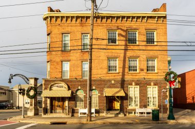 Schenectady, New York - ABD - 15 Kasım 2025 Küçük İtalya 'da Rossi ve Ditoro Cenaze Evi' ne ev sahipliği yapan üç katlı önemli bir tuğla bina Noel çelenkleriyle süslenmiş Schenectady köşesinde duruyor..
