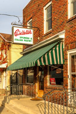 Schenectady, New York - ABD - 15 Kasım 2025 Schenectadys 'de bir tuğla köşe bina Küçük İtalya' da kafeler ve fırınlar, sıcak mağazaları, sonbahar renkleri ve mahalleyi aydınlatan klasik cazibe barındırıyor.