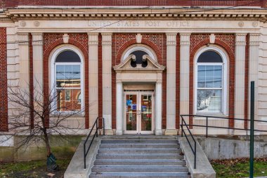 Haverstraw, New York - ABD - 28 Kasım 2025 Haverstraw, New York 'taki ABD Posta Ofisi' nin önünde 1936 yılında tarihi bir Koloni Uyanışı binası açıldı..