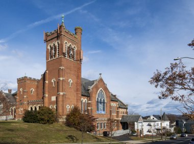 Haverstraw, New York - ABD - 28 Kasım 2025 Haverstraw, New York 'taki tarihi kırmızı tuğlalı merkez Presbiteryen Kilisesi, ikonik kulesi ve güzel Tiffany vitray pencereleriyle tanınır..