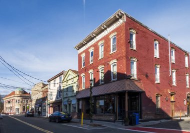 Haverstraw, New York - ABD - 28 Kasım 2025 Haverstraw şehir merkezi Haverstraw 'da canlı tarihi binalar, dekoratif mimari, yerel dükkanlar ve parlak mavi Hudson Vadisi gökyüzü altında canlı bir sokak manzarası yer almaktadır..