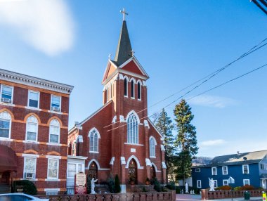Milford, CT - ABD 27 Kasım 2025 Milfords Walnut Sahili İskelesi 'nde dramatik bir günbatımı parlıyor.