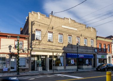 Haverstraw, New York - ABD - 28 Kasım 2025 Haverstraw şehir merkezi Haverstraw 'da canlı tarihi binalar, dekoratif mimari, yerel dükkanlar ve parlak mavi Hudson Vadisi gökyüzü altında canlı bir sokak manzarası yer almaktadır..