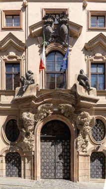 Prag, CZ - 3 Haziran 2023 Prag 'daki İtalya Büyükelçiliği' nin Mala Strana 'daki Nerudova Caddesi' ndeki dikey görüntüsü. Thun-Hohenstein Sarayı 'nı işgal ediyor..