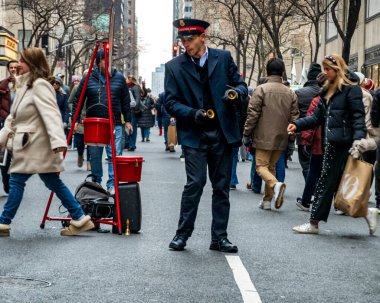 New York, New York - ABD - 13 Aralık 2025 Manhattan şehir merkezi sokak sahnesi SoconyMobil Binası, Uluslararası Style Moderne ofis kulesi ve New York City hareketini yakalayan bulanık sarı bir taksi
