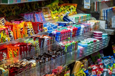 New York, New York - ABD - 13 Aralık 2025 Manhattan şehir merkezi sokak sahnesi SoconyMobil Binası, Uluslararası Style Moderne ofis kulesi ve New York City hareketini yakalayan bulanık sarı bir taksi