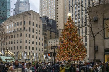 New York, New York - ABD - 13 Aralık 2025 Manhattan şehir merkezi sokak sahnesi SoconyMobil Binası, Uluslararası Style Moderne ofis kulesi ve New York City hareketini yakalayan bulanık sarı bir taksi