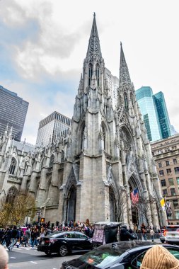 New York, New York - ABD - 13 Aralık 2025 Manhattan şehir merkezi sokak sahnesi SoconyMobil Binası, Uluslararası Style Moderne ofis kulesi ve New York City hareketini yakalayan bulanık sarı bir taksi