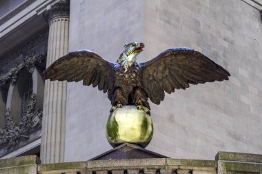 New York, New York - ABD - 13 Aralık 2025 New York 'taki Grand Central Terminali' nin dışına tünemiş bronz kartal heykeli, kış tatillerinde güç ve geleneği simgeliyor..