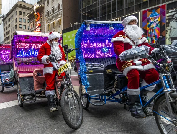 New York, New York - ABD - 13 Aralık 2025 Manhattan şehir merkezi sokak sahnesi SoconyMobil Binası, Uluslararası Style Moderne ofis kulesi ve New York City hareketini yakalayan bulanık sarı bir taksi