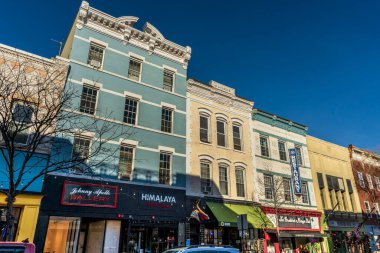 Nyack, New York - ABD - 24 Ocak 2026 Nyack, New York şehir merkezindeki tarihi binalar, güneşli bir günde. Eklektik dükkanlar ve galeriler büyüleyici, sanatsal bir köy manzarası yaratıyor..