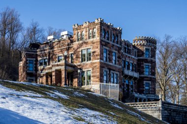 Paterson, NJ - ABD - 1 Mart 2026 Lambert Şatosu Paterson, NJ 'deki Garret Dağı' nın tepesinde duruyor..