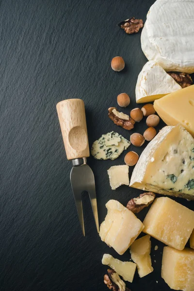 Olika sorter av ost och nötter — Stockfoto