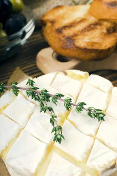 Queijo camembert cozido no forno — Fotografia de Stock