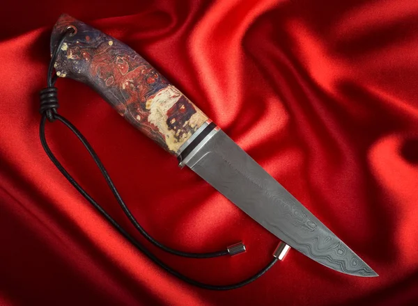 Coltello da caccia su sfondo — Foto Stock