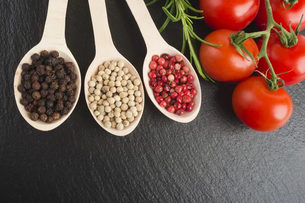 Paprika i träskedar — Stockfoto