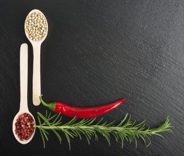 karanlık dokulu arka plan üzerinde pul biber