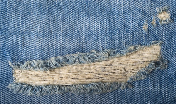 Синие порванные джинсы в джинсах — стоковое фото