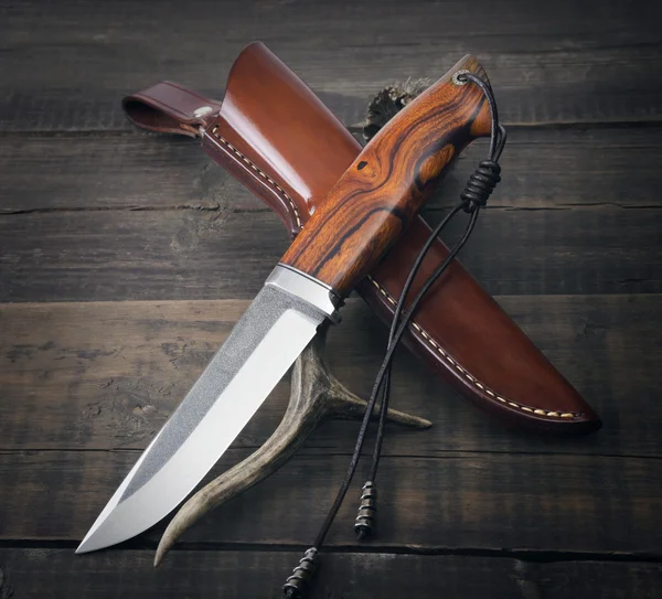 Охотничий нож ручной работы — стоковое фото