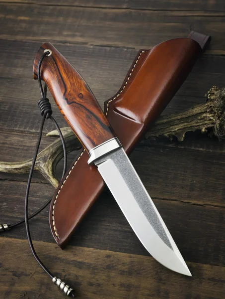 Cuchillo de caza hecho a mano — Foto de Stock
