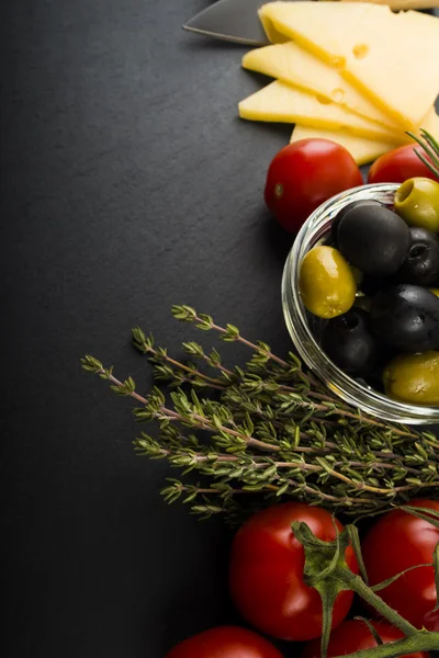 Kaas met olijven en tomaten — Stockfoto