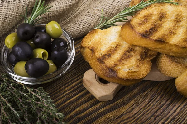 Skivet toast med oliven – stockfoto
