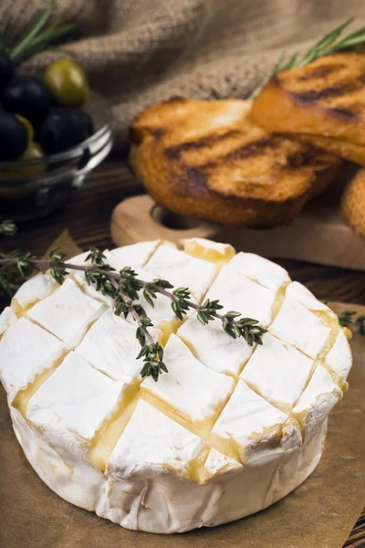 Queijo com casca de molde de Penicillium — Fotografia de Stock