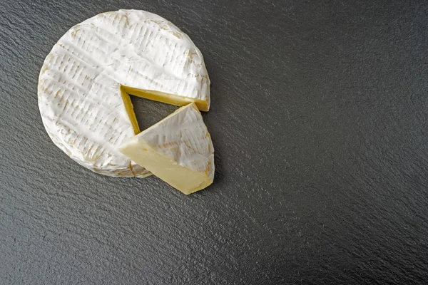 Γαλλικό τυρί - στρογγυλή καμαμπέρ με κομμένα, φέτα — Φωτογραφία Αρχείου