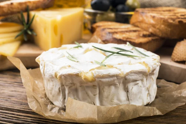Rosemary ile lezzetli peyniri — Stok fotoğraf