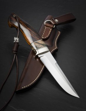 Siyah arka planda el yapımı avcı bıçağı. Deri Kaplama El Yapımı