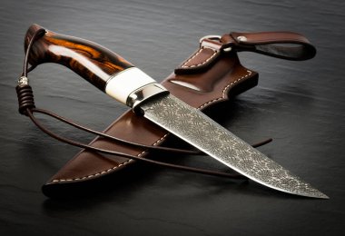 Siyah arka planda el yapımı avcı bıçağı. Deri Kaplama El Yapımı