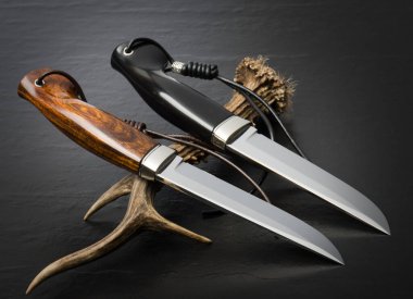 Siyah arka planda el yapımı avcı bıçağı. Siyah arka planda el yapımı avcı bıçağı.. 