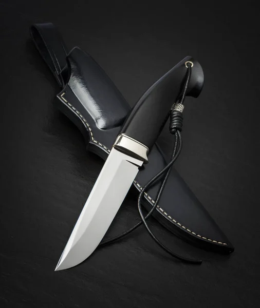 Μαχαίρι Κυνηγιού Χειροποίητο Μαύρο Φόντο Δερμάτινη Θήκη Χειροποίητη — Φωτογραφία Αρχείου